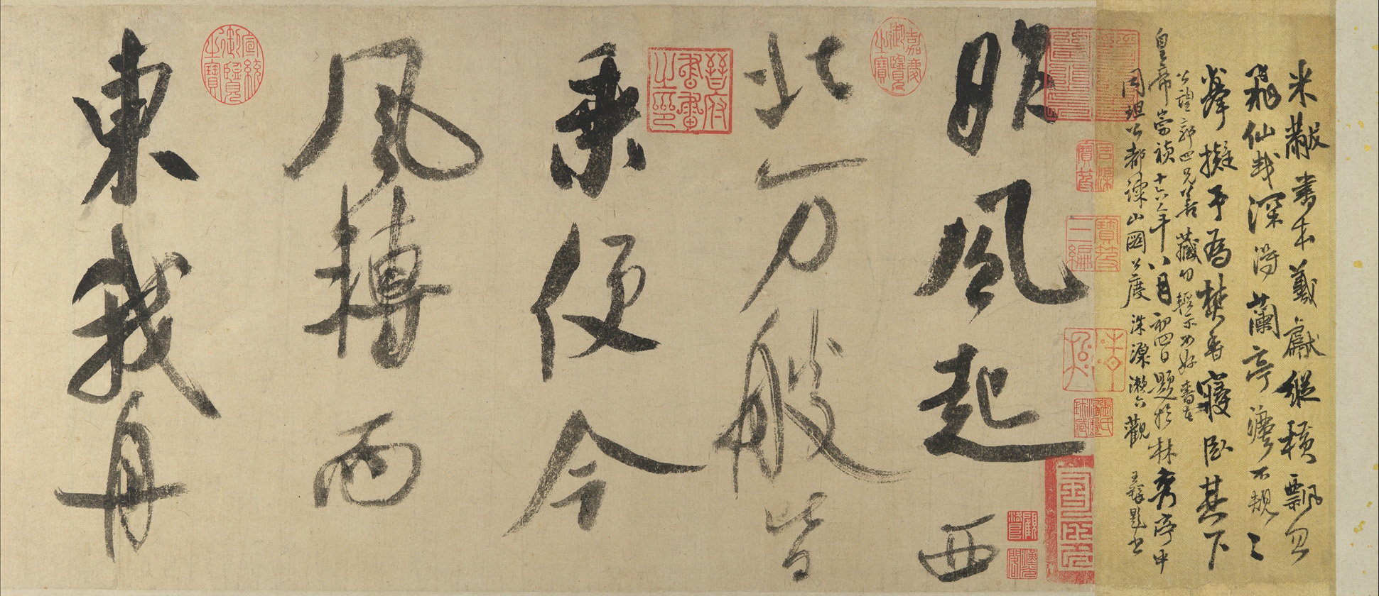 Fragmento de un rollo de caligrafía con caracteres grandes de trazo amplio y expresivo, en tinta sobre papel.