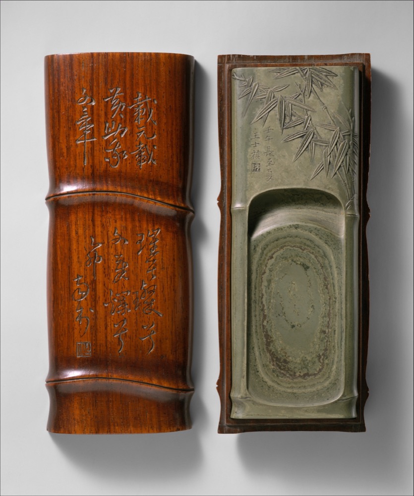 Piedra de tinta de esquisto verde tallada con motivo de bambú, junto a su estuche de madera con inscripciones.